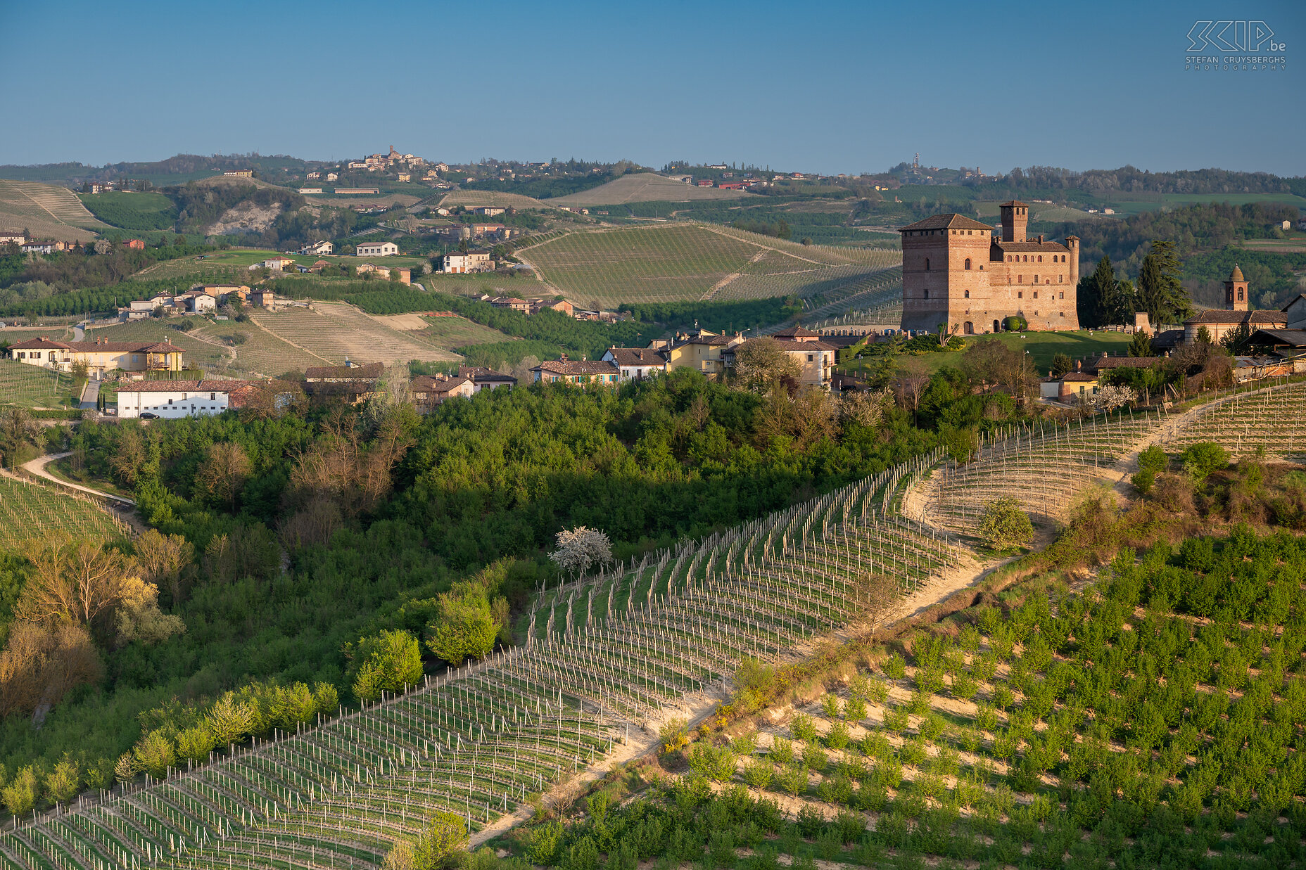 Grinzane Cavour - Castello di Grinzane Cavour Tijdens de paasvakantie verkende ik samen met m'n gezin een week lang de Langhe streek in Piëmont/Piemonte in Italië. Deze streek is bekend om z'n vele wijngaarden, beroemde wijnhuizen, mooie stadjes zoals Alba en Bra en de vele pittoreske authentieke dorpjes met kastelen op de heuveltoppen. We logeerden vlak voor het prachtige kasteel van Grinzane Cavour.<br />
<br />
Het 13-eeuws kasteel staat op de top van een heuvel en staat ingeschreven op de Werelderfgoedlijst van UNESCO. Het middeleeuwse karakter is er nog perfect bewaard gebleven en het is nu een museum, enoteca en restaurant. Rondom het kasteel zijn allemaal wijngaarden en het uitzicht is prachtig. De staatsman Graaf Camillo Benso van Cavour heeft er een aantal jaar gewoond en hij speelde een belangrijke rol in de Italiaanse eenwording (1861), was de architect van de Italiaanse grondwet en werd de eerste premier van het één geworden Italië. Stefan Cruysberghs